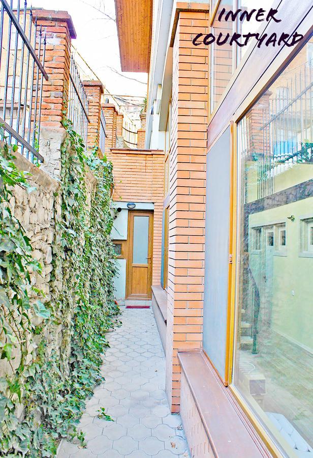 Red Fox Guesthouse Tbilisi Bagian luar foto