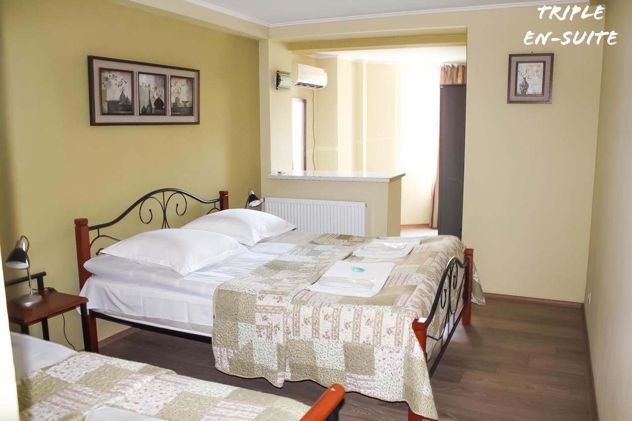 Red Fox Guesthouse Tbilisi Bagian luar foto